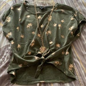 Palm tree 🏝 design top with bonus necklace. NWT